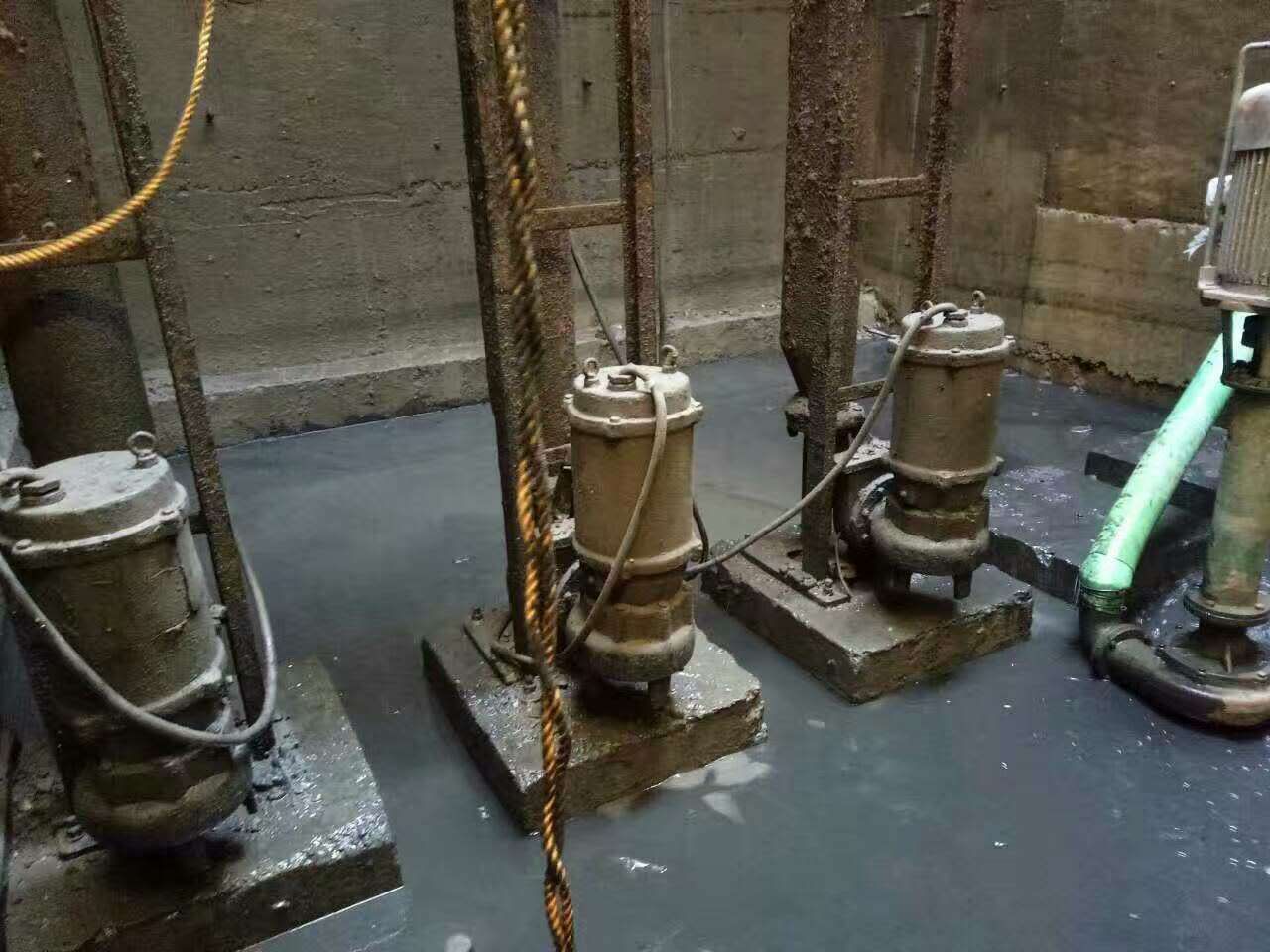 乌烈镇污水池清理