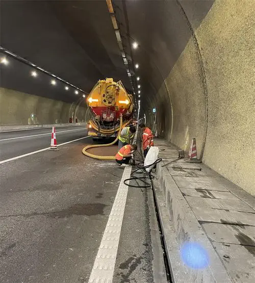 乌烈镇隧道排水渠清淤